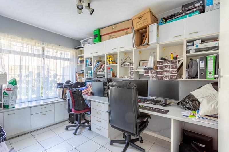 To Let 4 Bedroom Property for Rent in Pinelands Western Cape